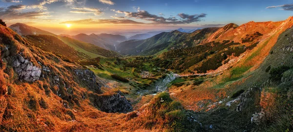 全景图山与太阳，Vratna 谷，斯洛伐克 — 图库照片