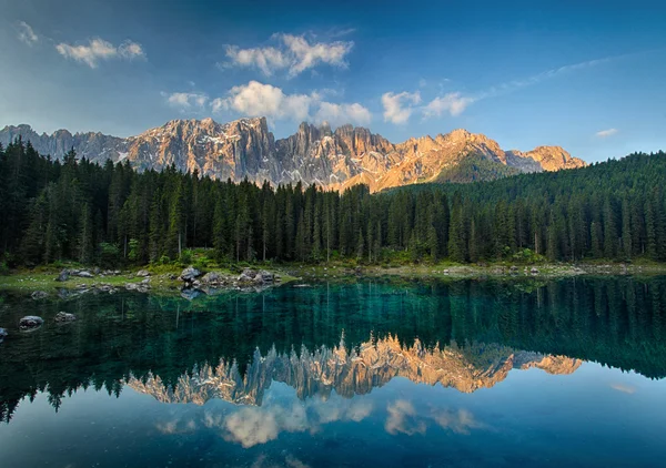 Lac avec paysage de forêt de montagne, Lago di Carezza — Photo