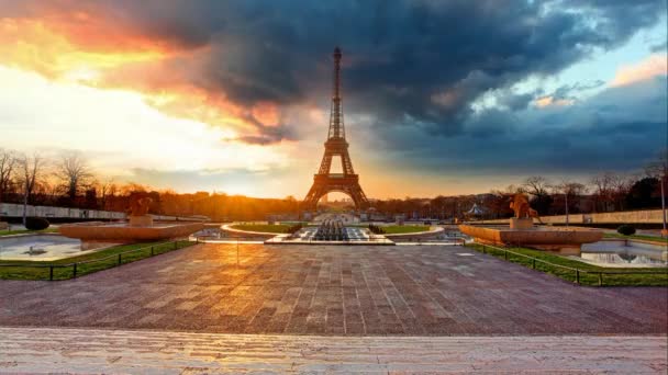 Paris, Eiffel Tower at sunrise - Time lapse