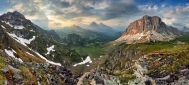 Cernera Dağı 'ndan Formin' e Dolomitler - panorama