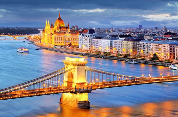 Budapest, vista nocturna del Puente de la Cadena sobre el río Danubio y el — Foto de Stock