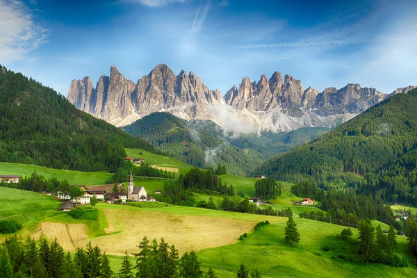 Vista do campo de Santa Maddalena no Parque Nacional Puez Odle — Fotografia de Stock