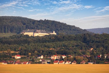 Kale Cerveny kamen ve köy Casta, Slovakya