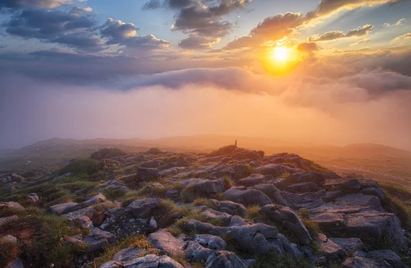 Bergnebel bei Sonnenaufgang mit Wolken — Stockfoto