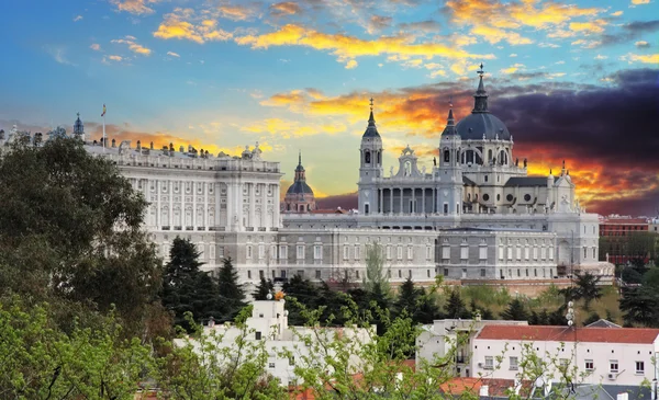 Madrid, az almudena katedrális és a királyi palota - Spanyolország — Stock Fotó