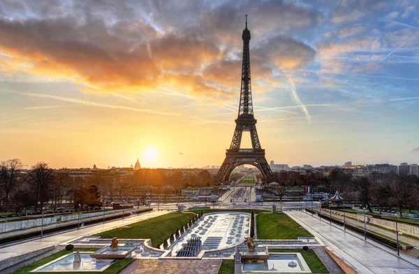 Схід сонця в Парижі, з видом на Ейфелеву вежу — стокове фото