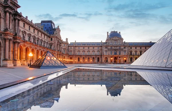 Musée du Louvre à Paris au lever du soleil, France — Photo