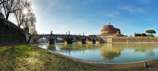 Fortaleza de Sant 'Angelo y su reflejo en el río Tevere, Rom — Foto de Stock