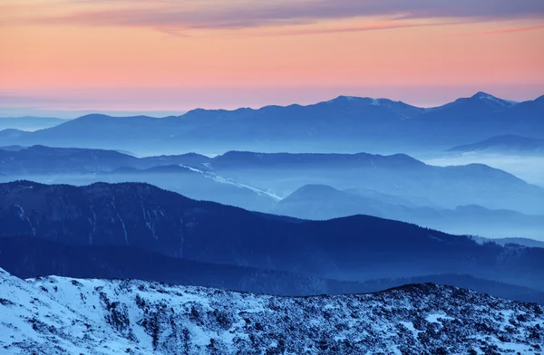 Tramonto sul colore silhouette di montagna . — Foto Stock