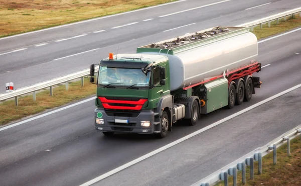 Cisterne vrachtwagen op de snelweg — Stockfoto
