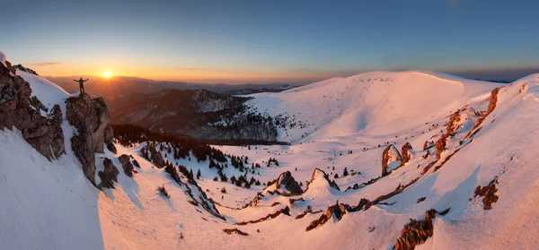 Paisagem com sol e montanha de inverno — Fotografia de Stock