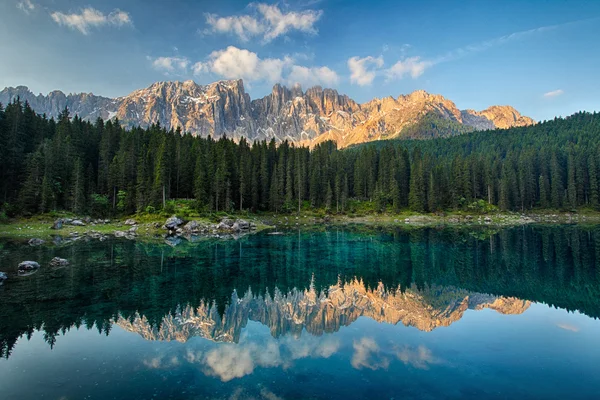 Lago com paisagem de floresta montanhosa, Lago di Carezza — Fotografia de Stock