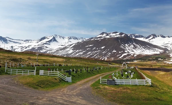 Islandia paisaje de verano. Fiordo, casa, montañas — Foto de Stock