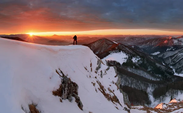 Zimní hory krajina za úsvitu, panorama — Stock fotografie