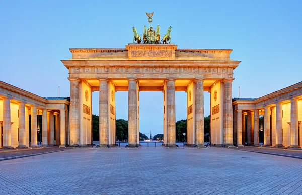 Berlin Gate, Brandeburgo por la noche, Alemania — Foto de Stock