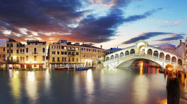 Rialto-Brücke bei Sonnenuntergang, Venedig, Italien — Stockfoto