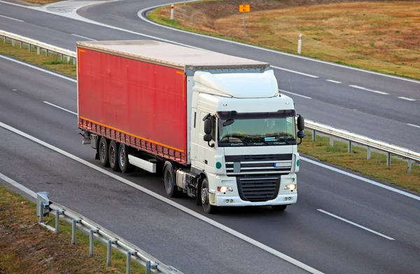 Lastbil på highway, trucking — Stockfoto