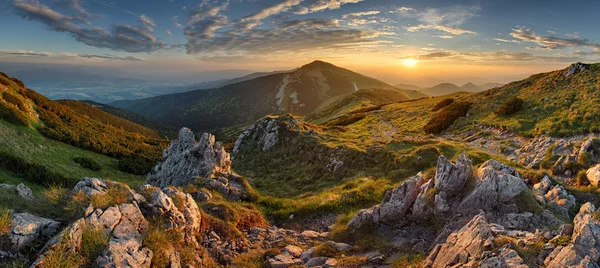 Panorama rocky mountain vid solnedgången i Slovakien — Stockfoto