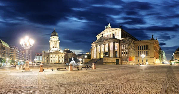 Gendarmenmarkt por la noche - panorama de Berlín — Foto de Stock