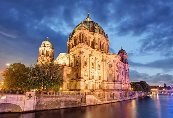 Berliner dom, καθεδρικό ναό της πόλης τη νύχτα, Γερμανία — Φωτογραφία Αρχείου