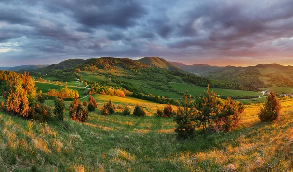 Landschap met rocky mountains bij zonsopgang — Stockfoto