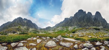 Dağ - panorama zirveleri ile Slovakya Tatras bahar