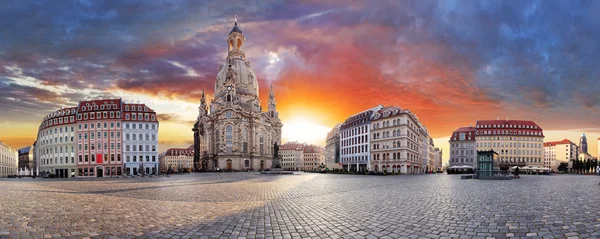 Drezno, dramatyczny zachód słońca nad Frauenkirche - panorama — Zdjęcie stockowe