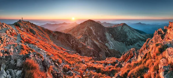 在秋天的全景美丽喀尔巴阡山 — 图库照片