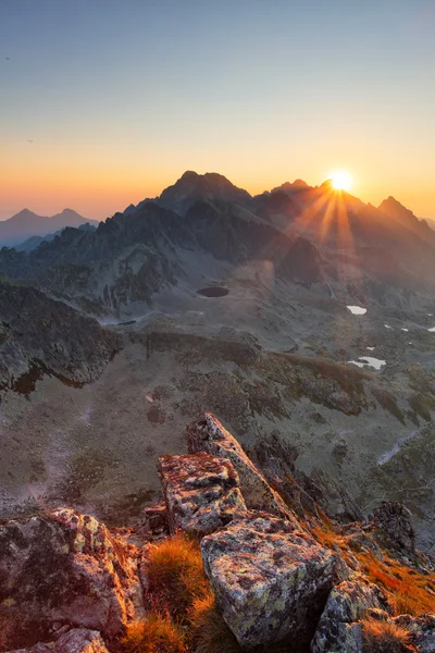 Foto verticale nel paesaggio roccioso di montagna — Foto Stock