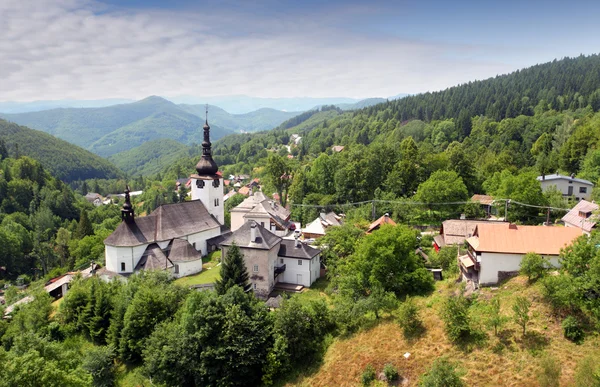 Land in der slowakei - village spania dolina — Stockfoto