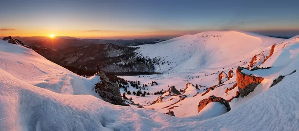 Panorama van winter berg, Slowakije bevroren landschap — Stockfoto