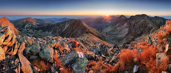 Panorama över beaufiful Slovakien moutain på sunrise, Rohace Tatra — Stockfoto