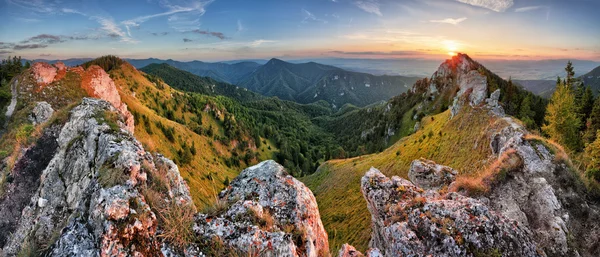 Verde paisaje de naturaleza de montaña en Eslovaquia pico Ostra — Foto de Stock