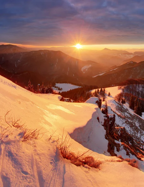 Majestatyczny zachód słońca w zimowym krajobrazie gór. Dramatyczne niebo — Zdjęcie stockowe