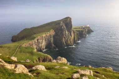 Neist Point 'teki Skye adası deniz feneri güzel altın ışığı, deniz manzarası İskoçya