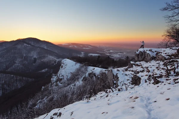 Panoramautsikt med man i vinter mountain — Stockfoto