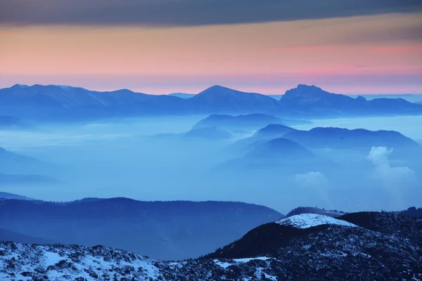 Sonnenuntergang über der farbigen Bergsilhouette. — Stockfoto