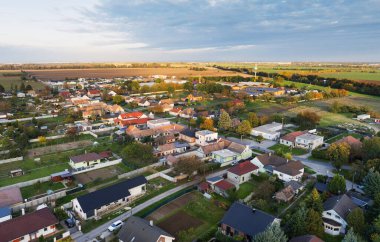 Sonbahar zamanı kırsal bölgelerin insansız hava aracı görüntüsü, Cifer - Pac, Archeopark