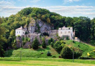 Benedictine Manastırı, Cizvit Manastırı Trencin, Slovakya yakınlarındaki Velka Skalka