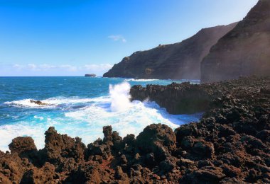 Sao Miguel 'deki A Porta do Diabo' daki dalgalar, Azores - Uçurumlu Atlantik Okyanusu manzarası