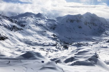 Avusturya 'nın Obertauern tatil beldesinde kayak pisti manzarası. Alplerdeki dağ kışı manzarası.