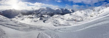 Karlı dağ sıralarında güzel manzara ve Avusturya 'da kayak yamacında Alpler, kışın Obertauern