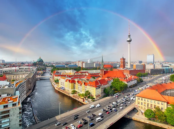 Берлин город с радугой, Германия — стоковое фото