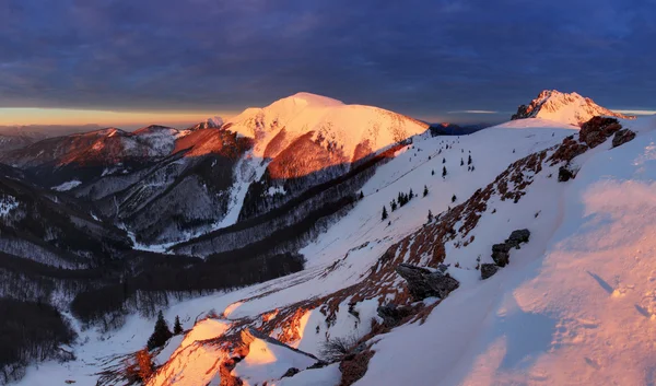 Panorámás hegyi téli táj, Szlovákia — Stock Fotó