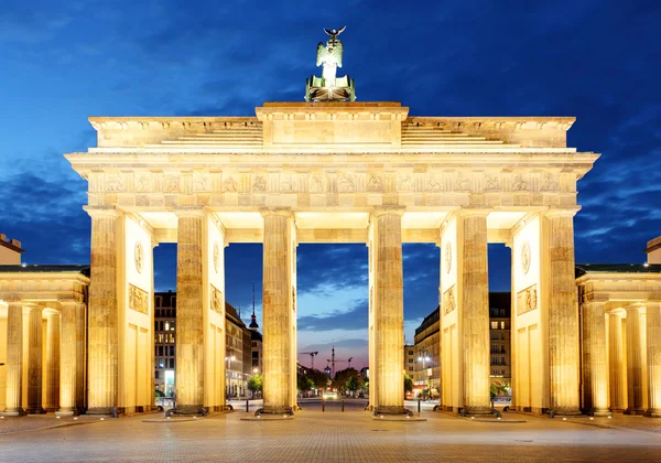 Berlín, brandenburg por la noche — Foto de Stock