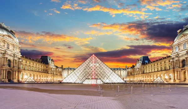 日の出、フランスのパリのルーブル美術館 — ストック写真