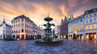 Kopenhag Danimarka - Amagertorv 'daki Leylek Çeşmesi (Amager Meydanı) ve dünyanın en uzun yaya sokağı Günbatımında Stroget
