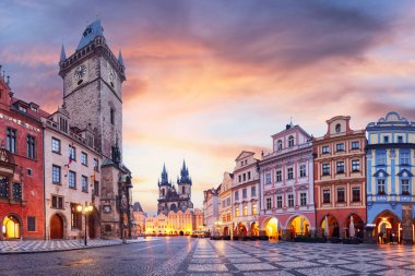 Prag, Çek Cumhuriyeti. Old Town Square Praha şehrinde Tyn 'dan önce kilisemizin panoramik günbatımı manzarası. Prag 'da akşam, Avrupa' nın popüler seyahat beldesi