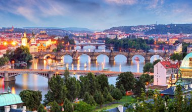 Ünlü Charles köprüsü ve Prag 'ın tarihi merkezi, eski kasabanın günbatımında binaları ve simgeleri, Prag, Çek Cumhuriyeti