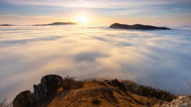 Gün be gece bulutların üzerinde- gün batımında dağ manzarası, Slovakya